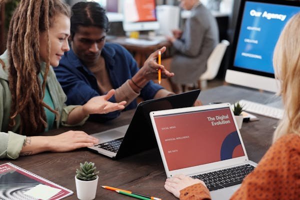 Équipez-vous avec une agence social média pour réussir en ligne